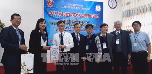 Đại diện trường Đại học Quốc gia Chung Cheng (Đài Loan) trao quà lưu niệm cho đại học Huế. Ảnh: Tường Vi - TTXVN