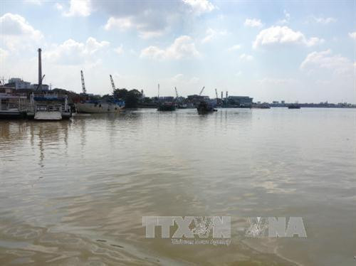 Mỗi ngày sông Đồng Nai phải tiếp nhận hơn 120.000m3 nước thải công nghiệp. Ảnh: Sỹ Tuyên - TTXVN Mỗi ngày sông Đồng Nai phải tiếp nhận hơn 120.000m3 nước thải công nghiệp. Ảnh: Sỹ Tuyên - TTXVN