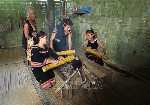 Những ống nứa chứa nước được mang về bếp đun nước để uống mừng lúa mới về nhà rông. Ảnh: Trọng Đạt - TTXVN