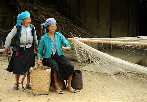 Ít có vật dụng nào gần gũi và gắn bó với người Mông như chiếc quẩy tấu, khi đi nương quẩy tấu đựng dụng cụ lao động từ nhà lên nương, khi về nhà quẩy tấu lại đựng các sản vật từ nương về nhà. Ít có vật dụng nào gần gũi và gắn bó với người Mông như chiếc quẩy tấu, khi đi nương quẩy tấu đựng dụng cụ lao động từ nhà lên nương, khi về nhà quẩy tấu lại đựng các sản vật từ nương về nhà.