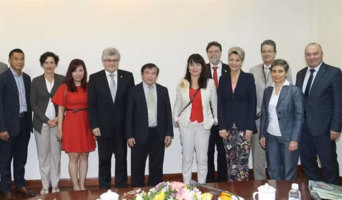 Chủ tịch Thượng viện Thụy Sĩ Ivo Bischofberger chụp ảnh lưu niệm với các đại biểu. Ảnh: Doãn Tấn - TTXVN