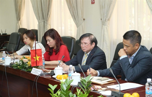 Thứ trưởng Bộ Giáo dục và Đào tạo Bùi Văn Ga tiếp và làm việc với Chủ tịch Thượng viện Thụy Sĩ Ivo Bischofberger. Ảnh: Doãn Tấn – TTXVN