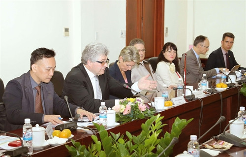 Chủ tịch Thượng viện Thụy Sĩ Ivo Bischofberger tại buổi làm việc với Bộ Giáo dục và Đào tạo. Ảnh: Doãn Tấn – TTXVN