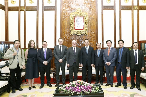 Chủ tịch nước Trần Đại Quang chụp ảnh chung với các đại biểu Hãng Thông tấn Pháp (AFP) đang có chuyến thăm và làm việc tại Việt Nam. Ảnh: Nhan Sáng-TTXVN