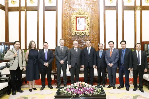 Chủ tịch nước Trần Đại Quang chụp ảnh chung với các đại biểu Hãng Thông tấn Pháp (AFP) đang có chuyến thăm và làm việc tại Việt Nam. Ảnh: Nhan Sáng-TTXVN