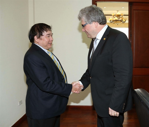 Thứ trưởng Bộ Giáo dục và Đào tạo Bùi Văn Ga tiếp và làm việc với Chủ tịch Thượng viện Thụy Sĩ Ivo Bischofberger. Ảnh: Doãn Tấn - TTXVN