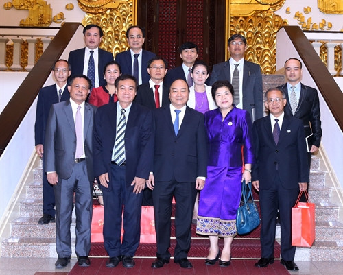 Chiều 8/12/2016, tại Trụ sở Chính phủ, Thủ tướng Nguyễn Xuân Phúc tiếp đồng chí Souvanpheng Boupphanouvong, Bộ trưởng Văn phòng Thủ tướng Lào đang thăm và làm việc tại Việt Nam. Ảnh: Thống Nhất – TTXVN