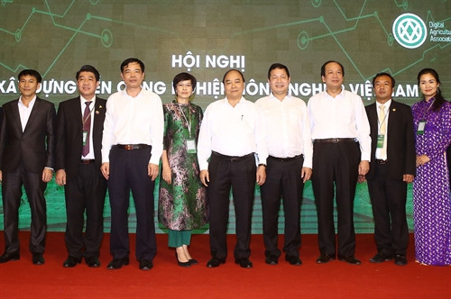 Thủ tướng Nguyễn Xuân Phúc và các đại biểu tại cuộc đối thoại với các doanh nghiệp.Ảnh: Thống Nhất-TTXVN