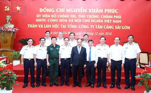 Thủ tướng Nguyễn Xuân Phúc với cán bộ Tổng Công ty Tân Cảng Sài Gòn. Ảnh: Thống Nhất-TTXVN