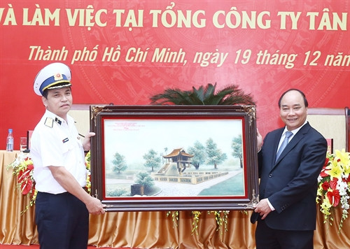 Thủ tướng Nguyễn Xuân Phúc tặng quà lưu niệm cho Tổng Công ty Tân Cảng Sài Gòn. Ảnh: Thống Nhất-TTXVN