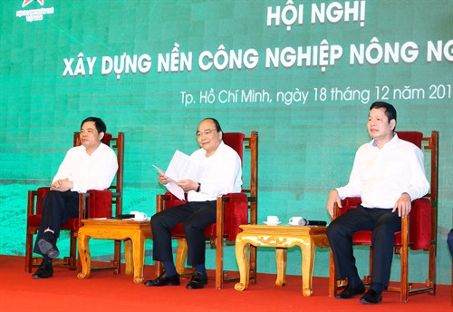 Thủ tướng Nguyễn Xuân Phúc (giữa) đối thoại với các doanh nghiệp.Ảnh: Thống Nhất-TTXVN