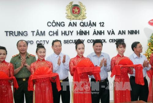 Cắt băng đưa vào hoạt động Trung tâm chỉ huy hình ảnh và an ninh. Ảnh: Mạnh Linh-TTXVN Cắt băng đưa vào hoạt động Trung tâm chỉ huy hình ảnh và an ninh. Ảnh: Mạnh Linh-TTXVN