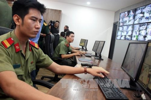Trung tâm chỉ huy hình ảnh và an ninh công an quận 12 đưa vào hoạt động. Ảnh: Mạnh Linh-TTXVN Trung tâm chỉ huy hình ảnh và an ninh công an quận 12 đưa vào hoạt động. Ảnh: Mạnh Linh-TTXVN