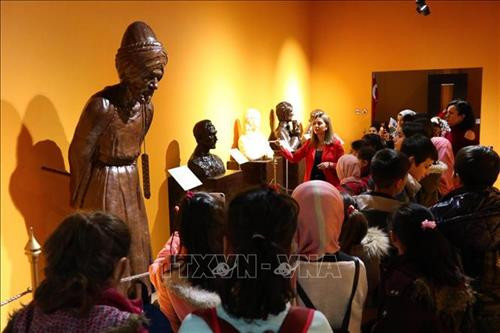 Tác phẩm điêu khắc từ sô cô la được trưng bày tại Bảo tàng sô cô la ở Istanbul, Thổ Nhĩ Kỳ, ngày 30/12/2019. Ảnh: THX/ TTXVN Các bức tượng sô cô la được trưng bày tại Bảo tàng sô cô la ở Istanbul, Thổ Nhĩ Kỳ, ngày 30/12/2019. Ảnh: THX/ TTXVN Du khách tham quan Bảo tàng sô cô la ở Istanbul, Thổ Nhĩ Kỳ, ngày 30/12/2019. Ảnh: THX/ TTXVN Tác phẩm điêu khắc từ sô cô la được trưng bày tại Bảo tàng sô cô la ở Istanbul, Thổ Nhĩ Kỳ, ngày 30/12/2019. Ảnh: THX/ TTXVN Tác phẩm điêu khắc từ sô cô la được trưng bày tại Bảo tàng sô cô la ở Istanbul, Thổ Nhĩ Kỳ, ngày 30/12/2019. Ảnh: THX/ TTXVN Tác phẩm điêu khắc từ sô cô la được trưng bày tại Bảo tàng sô cô la ở Istanbul, Thổ Nhĩ Kỳ, ngày 30/12/2019. Ảnh: THX/ TTXVN Du khách tham quan Bảo tàng sô cô la ở Istanbul, Thổ Nhĩ Kỳ, ngày 30/12/2019. Ảnh: THX/ TTXVN