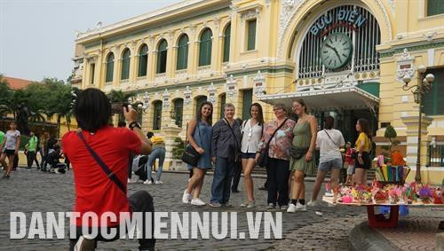 Du khách quốc tế tham quan, mua sắm quà lưu niệm tại Bưu điện Thành phố Hồ Chí Minh