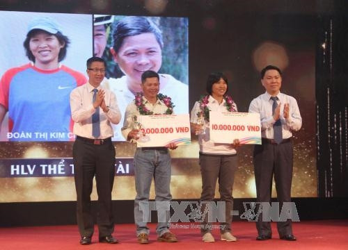 Huấn luyện viên bóng đá Đoàn Thị Kim Chi và huấn luyện viên xe đạp Đỗ Thành Đạt được vinh danh Huấn luyện viên tài năng. Ảnh: Xuân Dự - TTXVN
