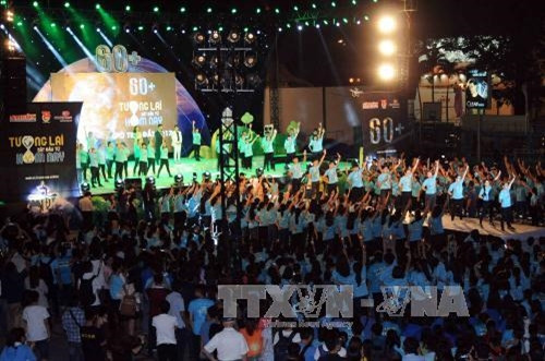 Quang cảnh Đêm sự kiện chính “Chung tay tắt điện toàn cầu Giờ Trái đất năm 2017”. Ảnh: An Hiếu - TTXVN Quang cảnh Đêm sự kiện chính “Chung tay tắt điện toàn cầu Giờ Trái đất năm 2017”. Ảnh: An Hiếu - TTXVN