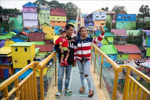 Quang cảnh làng Jodipan ở Malang, Đông Java, Indonesia. Ảnh: THX/ TTXVN Du khách tham quan làng Jodipan ở Malang, Đông Java, Indonesia. Ảnh: THX/ TTXVN Người dân tại làng Jodipan ở Malang, Đông Java, Indonesia. Ảnh: THX/ TTXVN Quang cảnh làng Jodipan ở Malang, Đông Java, Indonesia. Ảnh: THX/ TTXVN Du khách tham quan làng Jodipan ở Malang, Đông Java, Indonesia. Ảnh: THX/ TTXVN Người dân tại làng Jodipan ở Malang, Đông Java, Indonesia. Ảnh: THX/ TTXVN