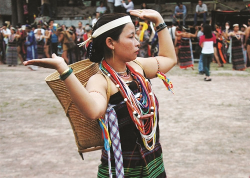 Thiếu nữ Cơ-tu đang múa điệu Ya Yá với những vòng chuỗi đầy màu sắc trên cổ