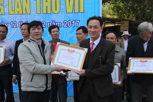Ông Nguyễn Đức Việt, Phó Giám đốc Sở Văn hóa- Thể thao và Du lịch trao bằng khen cho các đội pháo tham dự liên hoan. Ảnh: Mạnh Minh- TTXVN Ông Nguyễn Đức Việt, Phó Giám đốc Sở Văn hóa- Thể thao và Du lịch trao bằng khen cho các đội pháo tham dự liên hoan. Ảnh: Mạnh Minh- TTXVN