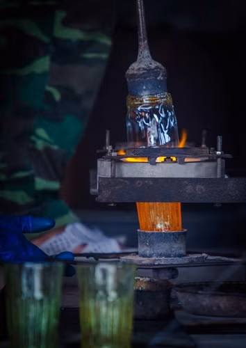 Sau khi định hình, sản phẩm cốc sẽ được cắt miệng cốc bằng lửa ga ở nhiệt độ cao.