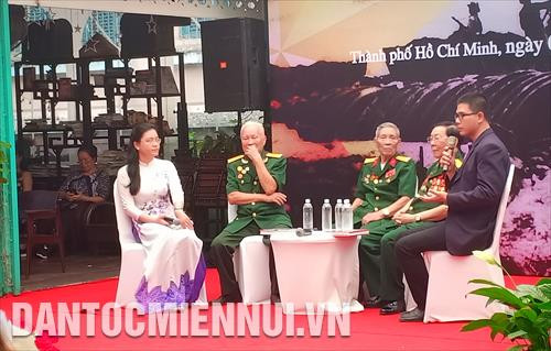 Quang cảnh buổi giao lưu cùng các cựu chiến binh với chủ đề “Điện Biên Phủ - Chuyện những người làm nên lịch sử” Quang cảnh buổi giao lưu cùng các cựu chiến binh với chủ đề “Điện Biên Phủ - Chuyện những người làm nên lịch sử”
