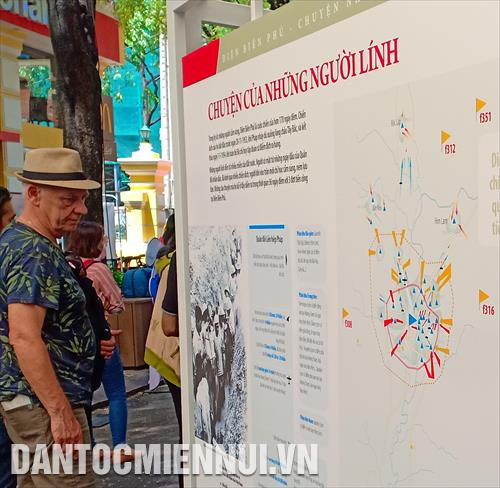 Triển lãm cũng thu hút sự quan tâm của du khách nước ngoài Triển lãm cũng thu hút sự quan tâm của du khách nước ngoài