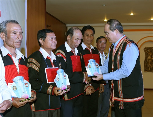 Chủ tịch Uỷ ban Trung ương MTTQ Việt Nam Nguyễn Thiện Nhân tặng quà các cá nhân tiêu biểu có uy tín các dân tộc thiểu số Tây Nguyên dự hội nghị. Ảnh: Nguyễn Dân - TTXVN Chủ tịch Uỷ ban Trung ương MTTQ Việt Nam Nguyễn Thiện Nhân tặng quà các cá nhân tiêu biểu có uy tín các dân tộc thiểu số Tây Nguyên dự hội nghị. Ảnh: Nguyễn Dân - TTXVN