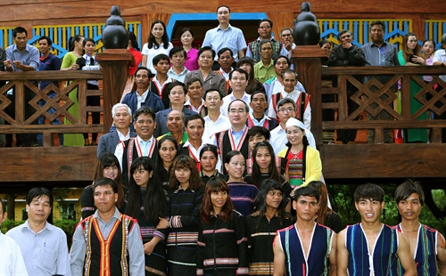 Chủ tịch Uỷ ban Trung ương MTTQ Việt Nam Nguyễn Thiện Nhân với các đại biểu dự hội nghị. Ảnh: Nguyễn Dân - TTXVN Chủ tịch Uỷ ban Trung ương MTTQ Việt Nam Nguyễn Thiện Nhân với các đại biểu dự hội nghị. Ảnh: Nguyễn Dân - TTXVN