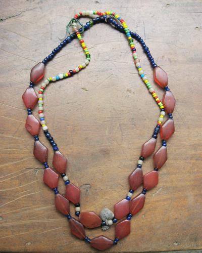 Vòng cườm (vòng mã não) của người phụ nữ Vân Kiều. Vòng cườm (vòng mã não) của người phụ nữ Vân Kiều.