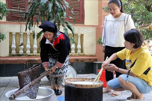 Các nghệ nhân hướng dẫn cách nấu rượu hoẵng cho người dân và du khách đến tham gia chương trình. Ảnh: Diệp Anh – TTXVN