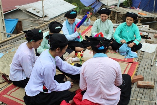 Những lúc rảnh rỗi chị em người Giáy, xã Tát Ngà cùng nhau thêu thùa, chia sẻ cuộc sống gia đình. Những lúc rảnh rỗi chị em người Giáy, xã Tát Ngà cùng nhau thêu thùa, chia sẻ cuộc sống gia đình.