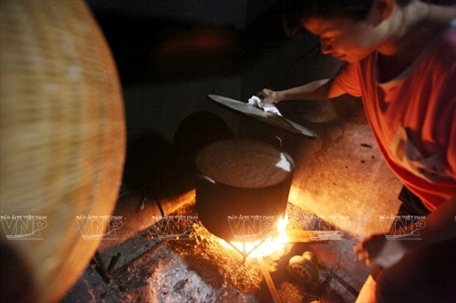 Gạo nếp sau khi được ngâm chừng 4 tiếng cho mềm hạt sẽ đồ thành xôi để làm bánh giầy.