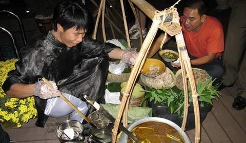 Chợ phiên Gia Lạc hấp dẫn với những món ăn truyền thống rất Huế. Ảnh: vietnamnet.vn Chợ phiên Gia Lạc hấp dẫn với những món ăn truyền thống rất Huế. Ảnh: vietnamnet.vn