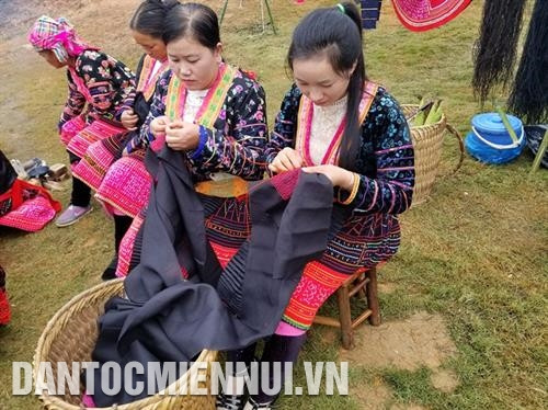 Đồng bào dân tộc Mông giới thiệu nghề làm trang phục truyền thống. Ảnh: Hoàng Hải Đồng bào dân tộc Mông giới thiệu nghề làm trang phục truyền thống. Ảnh: Hoàng Hải