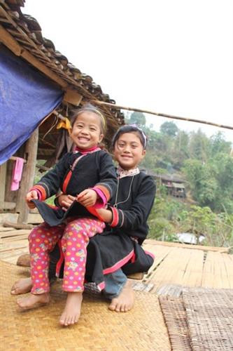 Dân tộc Sán Chỉ thường sống tập trung thành xóm nhỏ ở các vùng núi cao. Nhà sàn 4 mái vững trãi - kiểu dáng đặc trưng về nhà ở của dân tộc Sán Chỉ. Ngô, thóc sau thu hoạch được treo lên sào để bao quản. Sàn nhà là nơi phơi nông sản, đồng thời cũng là điểm vui chơi của trẻ nhỏ. Phụ nữ Sán Chỉ mặc trang phục truyền thống trong sinh hoạt hằng ngày. Phụ nữ có thêm khăn đội đầu khi lao động Nam giới mặc áo chàm ngắn, đầu quấn khăn Các em nhỏ Sán Chỉ tròng trang phục truyền thống Mẹ địu con Những người phụ nữ Sán Chỉ cũng làm công việc nặng nhọc. Trang phục dịp lễ, tết của người Sán Chỉ rực rỡ Một thủ tục trong đám cưới của người Sán Chỉ. Người Sán Chỉ rất hiếu khách, dù lạ cũng như quen. Người Sán Chỉ có tính cố kết cộng đồng rất cao. Dân tộc Sán Chỉ thường sống tập trung thành xóm nhỏ ở các vùng núi cao. Nhà sàn 4 mái vững trãi - kiểu dáng đặc trưng về nhà ở của dân tộc Sán Chỉ. Ngô, thóc sau thu hoạch được treo lên sào để bao quản. Sàn nhà là nơi phơi nông sản, đồng thời cũng là điểm vui chơi của trẻ nhỏ. Phụ nữ Sán Chỉ mặc trang phục truyền thống trong sinh hoạt hằng ngày. Phụ nữ có thêm khăn đội đầu khi lao động Nam giới mặc áo chàm ngắn, đầu quấn khăn Các em nhỏ Sán Chỉ tròng trang phục truyền thống Mẹ địu con Những người phụ nữ Sán Chỉ cũng làm công việc nặng nhọc. Trang phục dịp lễ, tết của người Sán Chỉ rực rỡ Một thủ tục trong đám cưới của người Sán Chỉ. Người Sán Chỉ rất hiếu khách, dù lạ cũng như quen. Người Sán Chỉ có tính cố kết cộng đồng rất cao.