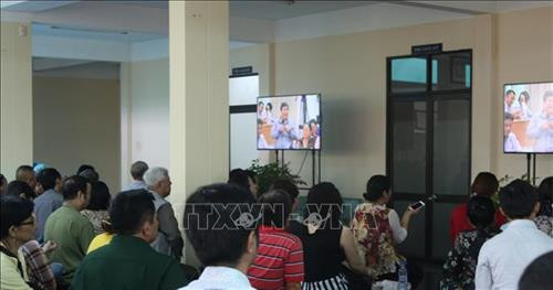 Người dân và cơ quan báo chí theo dõi buổi tiếp xúc qua màn hình. Ảnh: Trần Xuân Tình - TTXVN Người dân và cơ quan báo chí theo dõi buổi tiếp xúc qua màn hình. Ảnh: Trần Xuân Tình - TTXVN