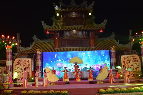 Một tiết mục tại Liên hoan hát dân ca và hò Đồng Tháp tại Tuần lễ Văn hóa du lịch năm 2018. Ảnh: Chương Đài - TTXVN