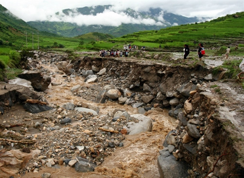 Vào mùa mưa, các vùng núi rất dễ xảy ra nguy cơ sạt lở đất đá. Ảnh: internet Vào mùa mưa, các vùng núi rất dễ xảy ra nguy cơ sạt lở đất đá. Ảnh: internet