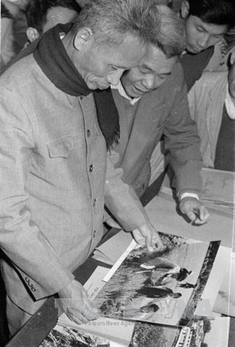 Thủ tướng Phạm Văn Đồng thăm phòng ảnh của Phân xã nhiếp ảnh - Việt Nam Thông tấn xã (nay là Ban Biên tập Ảnh - Thông tấn xã Việt Nam). Ảnh: Tư liệu TTXVN Thủ tướng Phạm Văn Đồng thăm phòng ảnh của Phân xã nhiếp ảnh - Việt Nam Thông tấn xã (nay là Ban Biên tập Ảnh - Thông tấn xã Việt Nam). Ảnh: Tư liệu TTXVN