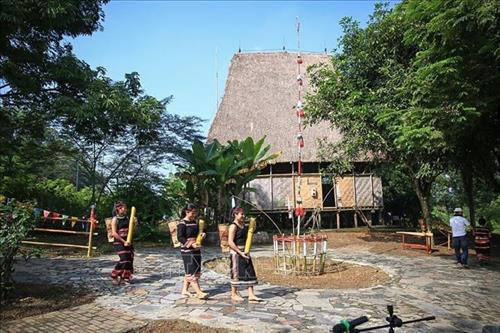 Ba cô gái được buôn làng chọn để đi lấy nước trong buổi lễ mừng lúa mới. Ảnh: Trọng Đạt - TTXVN