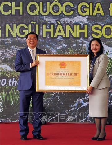 Lãnh đạo Bộ Văn hóa, Thể thao và Du lịch trao Bằng xếp hạng Di tích Quốc gia đặc biệt – Danh thắng Ngũ Hành Sơn cho ông Huỳnh Đức Thơ (trái), Chủ tịch UBND thành phố Đà Nẵng. Ảnh: Nguyễn Sơn - TTXVN Lãnh đạo Bộ Văn hóa, Thể thao và Du lịch trao Bằng xếp hạng Di tích Quốc gia đặc biệt – Danh thắng Ngũ Hành Sơn cho ông Huỳnh Đức Thơ (trái), Chủ tịch UBND thành phố Đà Nẵng. Ảnh: Nguyễn Sơn - TTXVN