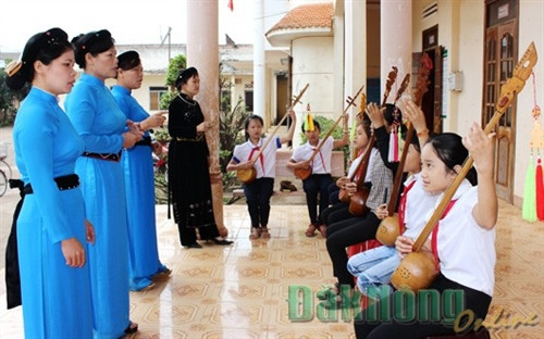 Truyền dạy đàn tính, hát then trong trường học