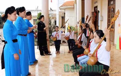 Truyền dạy đàn tính, hát then trong trường học