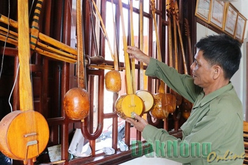 “Xưởng” chế tác đàn tính của ông Hưu ở thôn Nam Tiến, xã Nam Dong (Chư Jút)