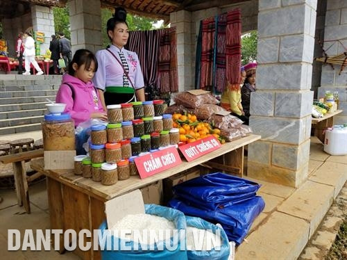 Nhiều sản vật của đồng bào dân tộc được giới thiệu tại chợ phiên vùng cao. Ảnh: Hoàng Tâm Nhiều sản vật của đồng bào dân tộc được giới thiệu tại chợ phiên vùng cao. Ảnh: Hoàng Tâm