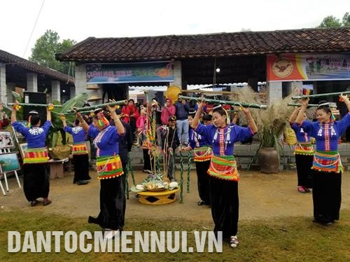 Đồng bào dân tộc Kháng biểu diễn điệu múa truyền thống. Ảnh: Hoàng Tâm Đồng bào dân tộc Kháng biểu diễn điệu múa truyền thống. Ảnh: Hoàng Tâm