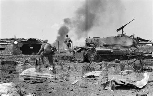 Chi khu kiên cố Đức Lập (Tây Nguyên) được giải phóng. Chiến dịch Tây Nguyên là chiến dịch mở đầu cuộc Tổng tấn công mùa xuân 1975 của Quân đội Nhân dân Việt Nam từ 4/3 – 30/4/1975. Ảnh: TTXVN Chi khu kiên cố Đức Lập (Tây Nguyên) được giải phóng. Chiến dịch Tây Nguyên là chiến dịch mở đầu cuộc Tổng tấn công mùa xuân 1975 của Quân đội Nhân dân Việt Nam từ 4/3 – 30/4/1975. Ảnh: TTXVN