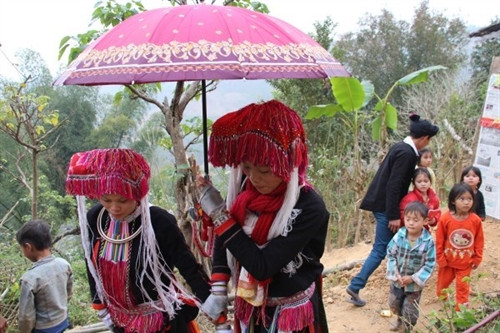 Phù dâu che ô, dắt tay cô dâu trên đường sang nhà trai. Phù dâu che ô, dắt tay cô dâu trên đường sang nhà trai.