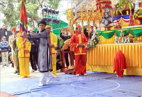 Các chức sắc trong làng uống rượu tiết "kim kê" để thực hiện lời thề. Ảnh: An Đăng - TTXVN Chủ tế làm lễ biểu thị sự quyết tâm thực hiện lời thề. Ảnh: An Đăng - TTXVN Chủ tế và các chức sắc thực hiện lời thề tại buổi lễ. Ảnh: An Đăng - TTXVN Các bô lão, chức sắc trong thôn Hoà Liễu thực hiện nghi thức thề tại Lễ hội Minh Thề. Ảnh: An Đăng - TTXVN Quang cảnh buổi Lễ Minh Thề. Ảnh: An Đăng - TTXVN